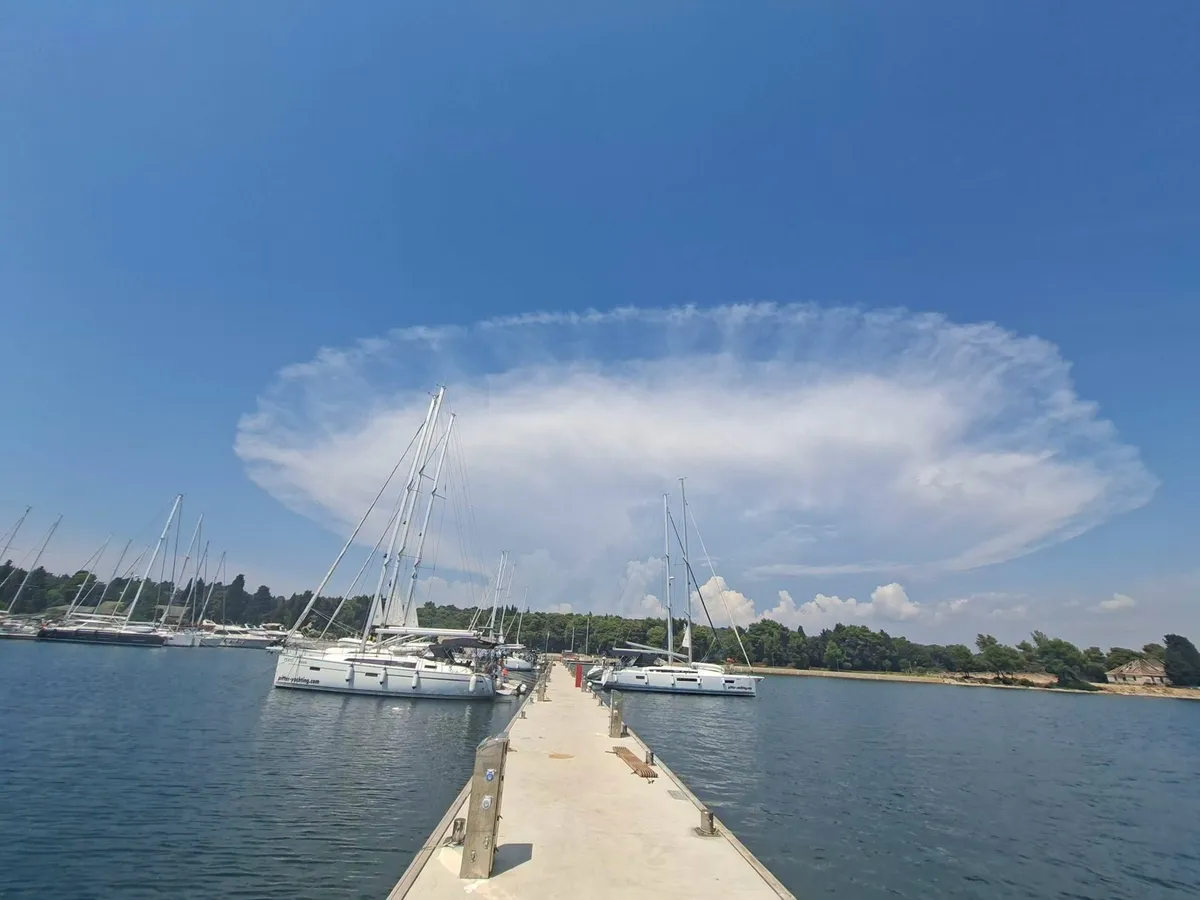 Nad Istro posneli osupljiv meteorološki spektakel, ki je navdušil številne (FOTO)