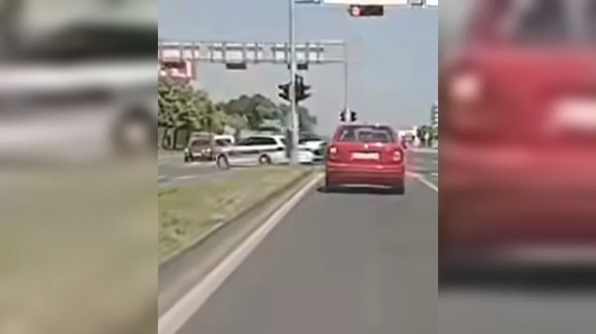 Policist prevozil rumeno: kar sta storila voznika za njim, odmeva na spletu