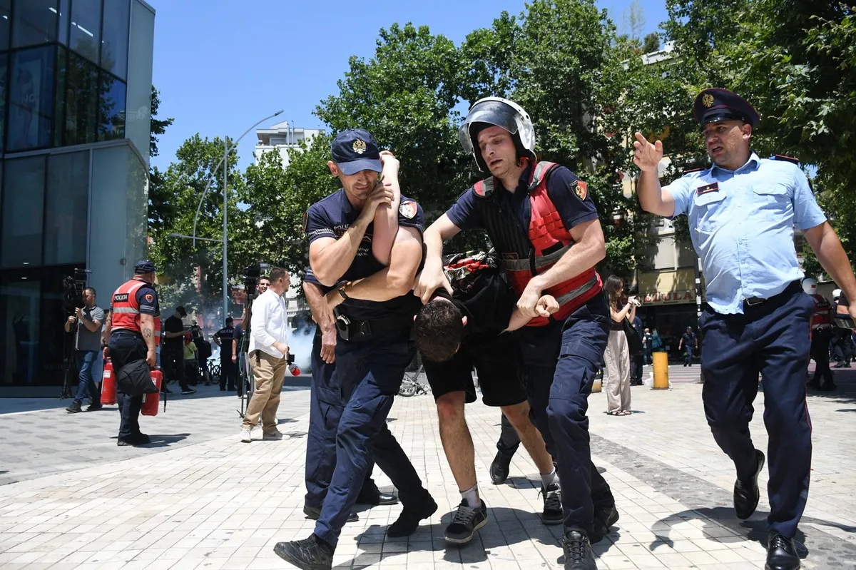 Protesti v Albaniji proti projektu družine Trump so se sprevrgli v spopade s policijo