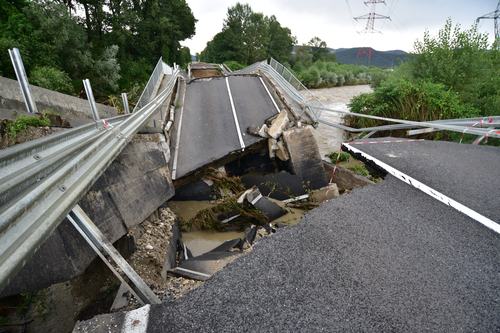 Uničen most čez Kamniško Bistrico v Snebrjah