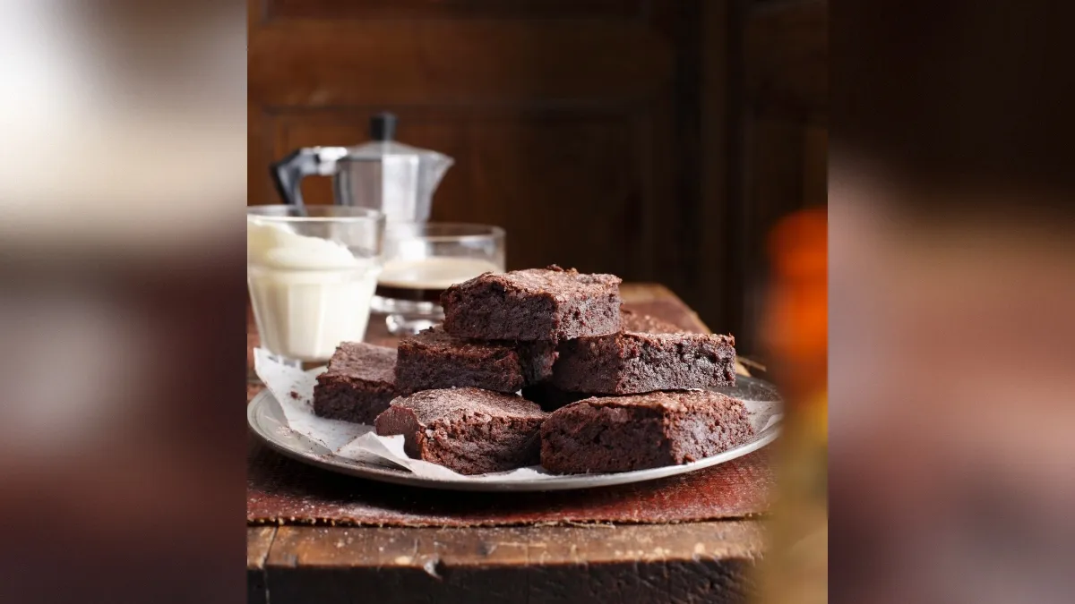 Hiter čokoladni brownie, ki se ne peče: brez moke in sladkorja, le 3 sestavine