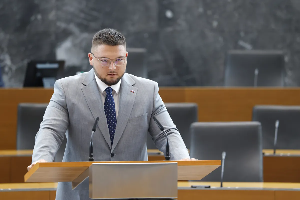 Opozicija za ponovno odločanje o nujnem postopku obravnave zakona o Skoku, Poglajen prekinil sejo odbora