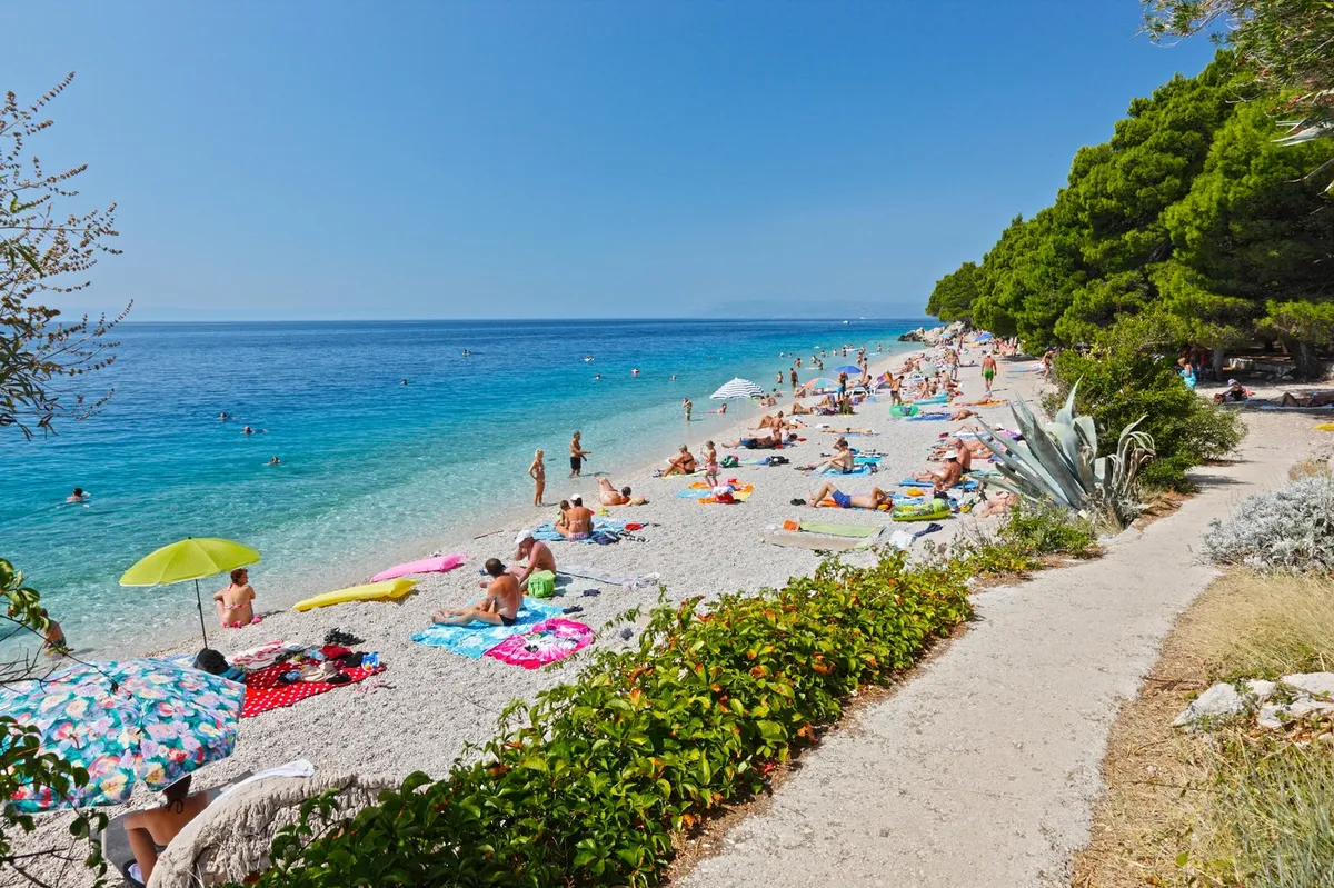 Na hrvaški plaži izbruhnil pretep, po zraku so leteli ležalniki