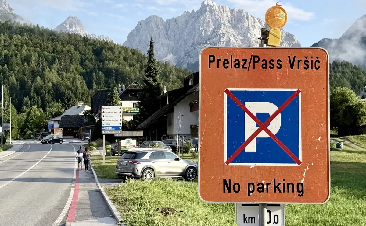 Jeza na Vršiču: "Znaki, da ni parkirišč, so zavajajoči in škodljivi"