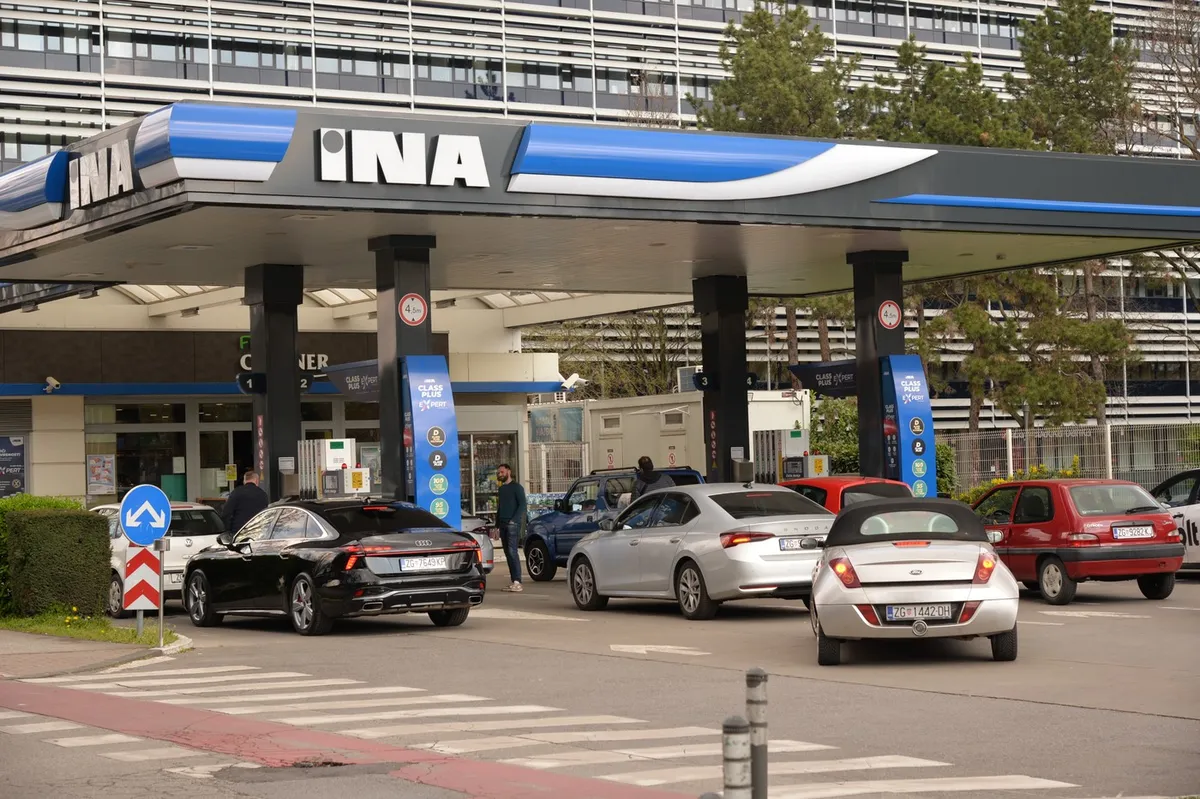 Po napovedih o občutnih podražitvah nekatere hrvaške črpalke omejile točenje goriva