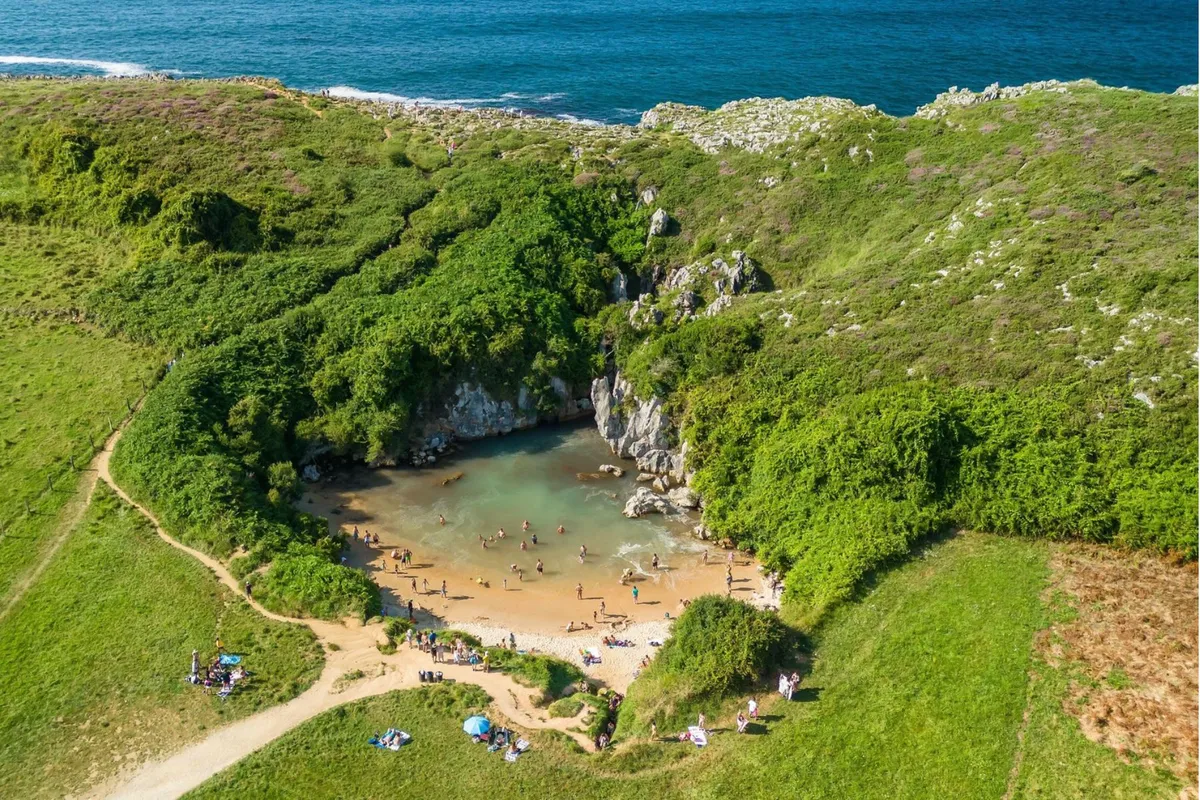 Naravno čudo, ki navdušuje: peščena plaža se skriva sto metrov stran od morja