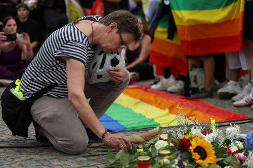Polaganje cvetja pri Branderburških vratih po napadu v Berlinu