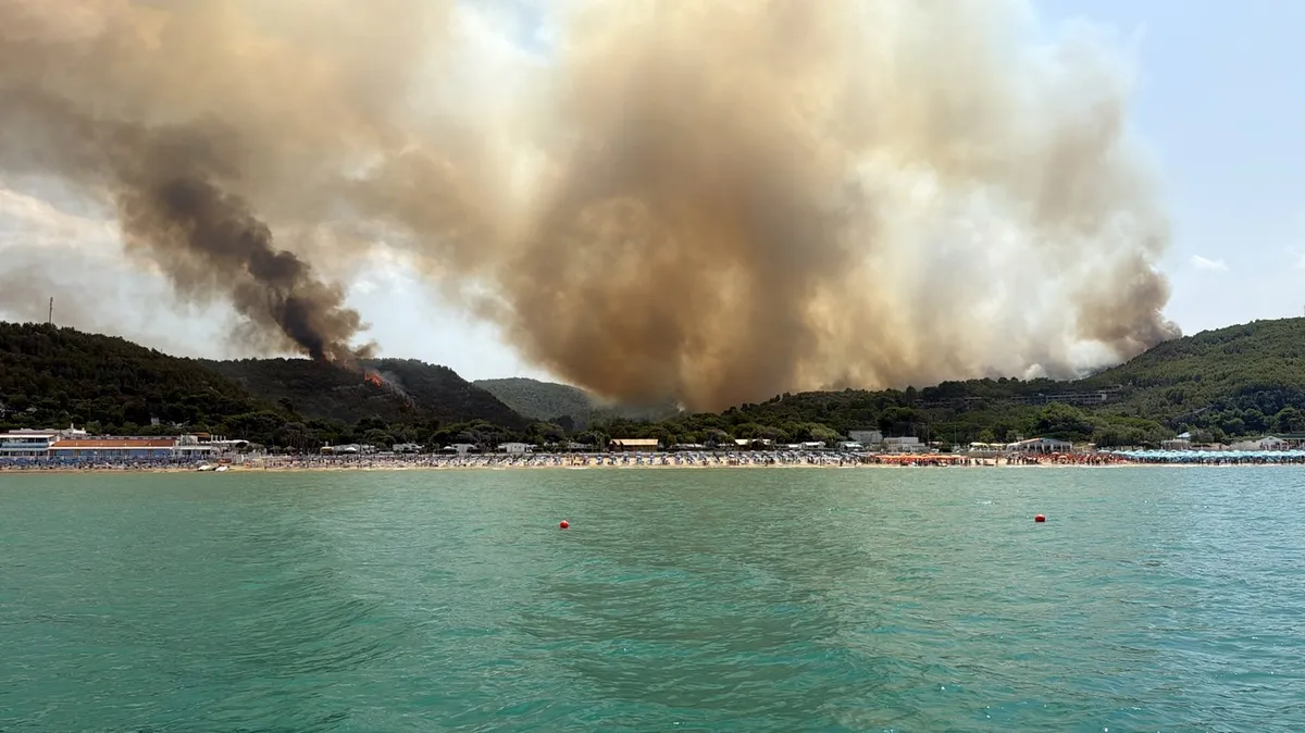 Na jugu Italije več sto ljudi pred ognjenimi zublji reševali s čolni (FOTO & VIDEO)
