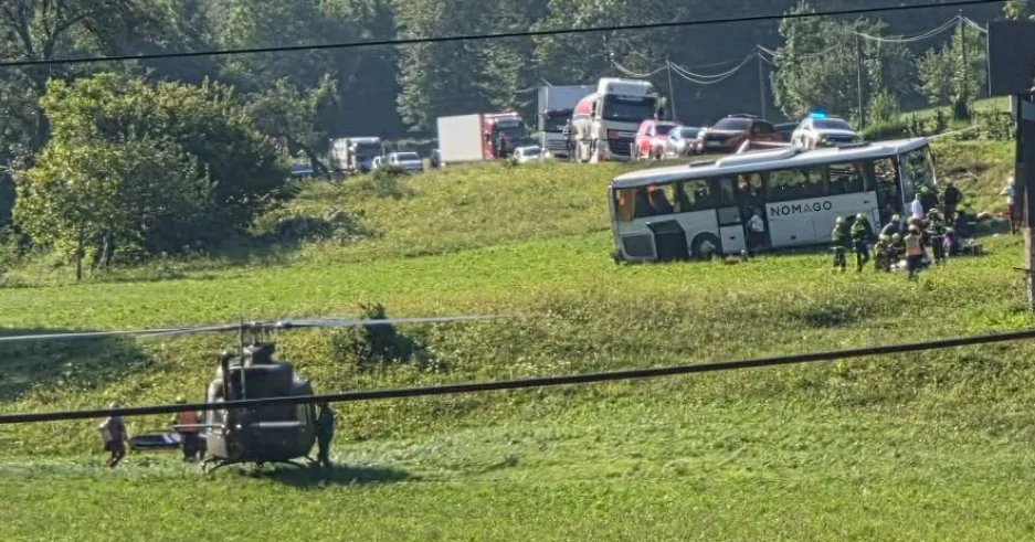 Huda nesreča na Tolminskem: avtobus zapeljal s ceste, več poškodovanih