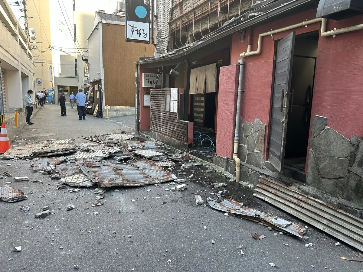 Jug Japonske prizadel močan potres, izdano opozorilo pred cunamijem