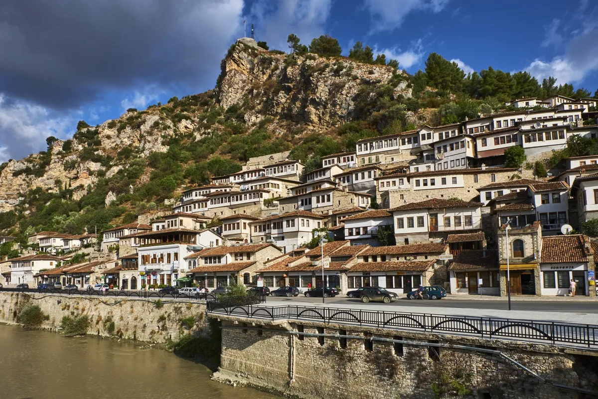 Pogosto spregledan biser Balkana, ki je znan tudi kot "mesto tisočerih oken"