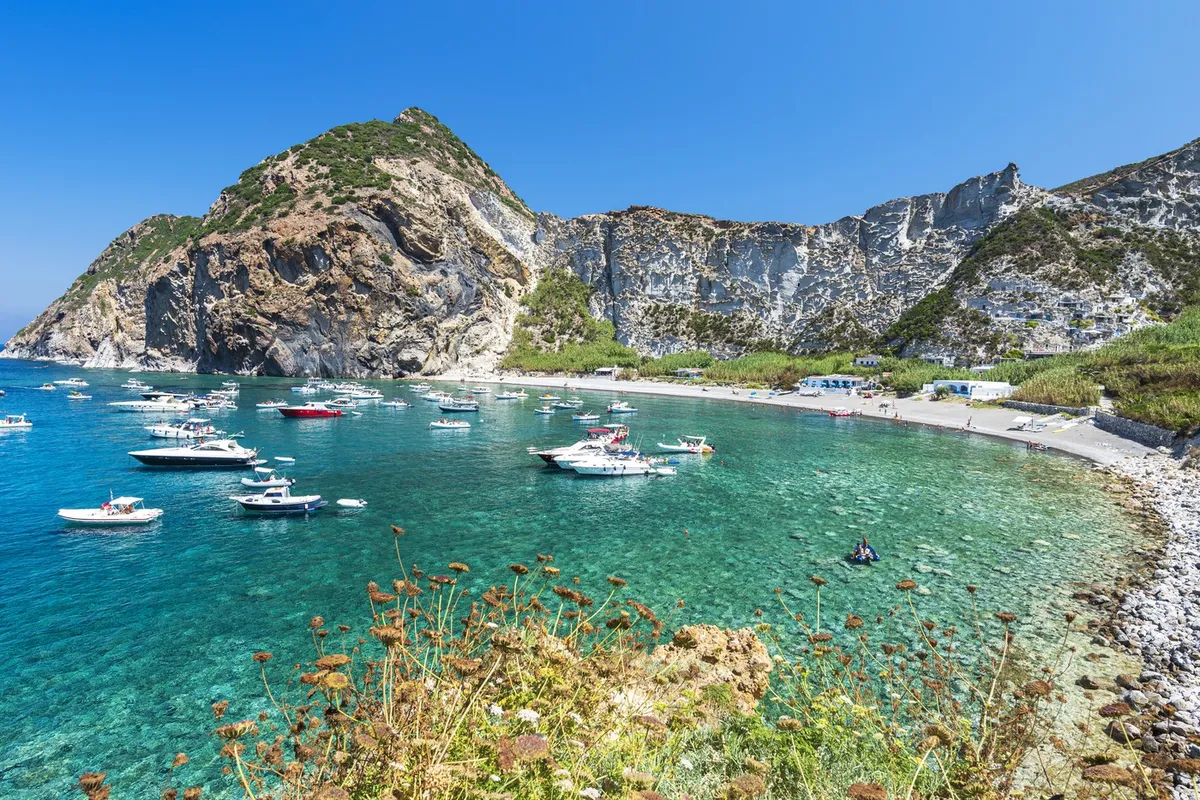 Ena najbolje varovanih skrivnosti Italije: otok brez cest, signala ali gneče turistov