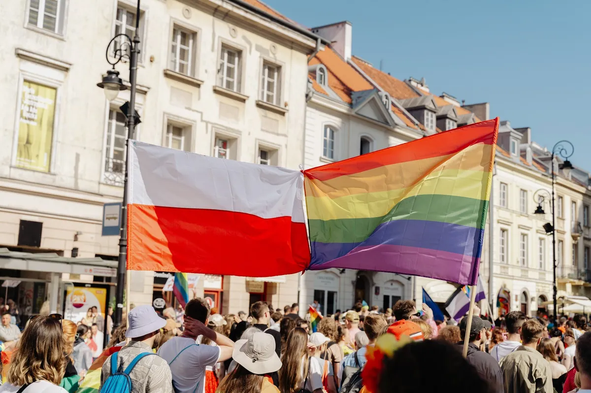 Na Poljskem zadržali uredbo o priznanju zakonskih zvez istospolnih parov iz EU
