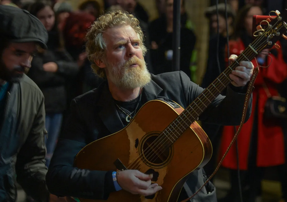 V prometni nesreči umrl irski glasbenik Glen Hansard