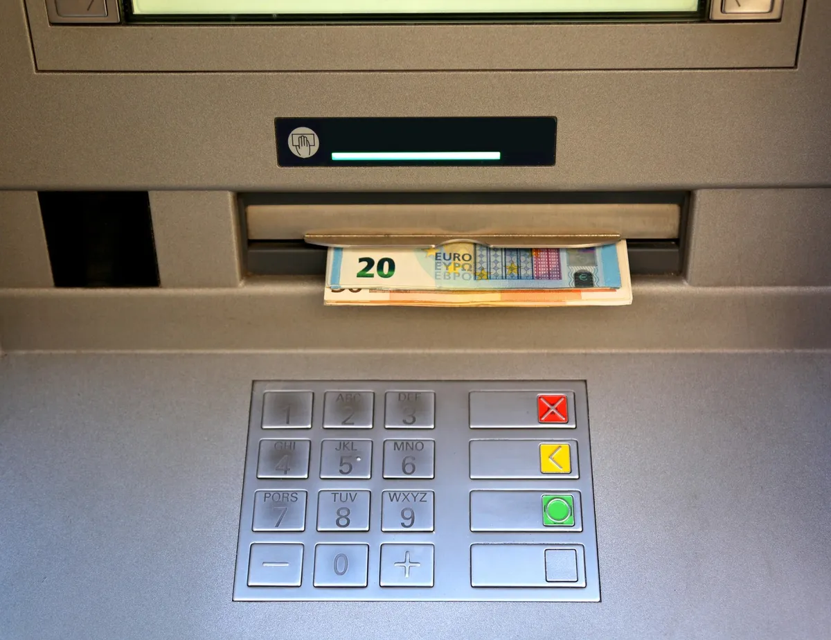 Z eksplozivom nad bankomat v Horjulu, storilci ostali praznih rok