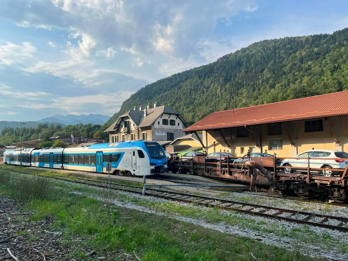 Petkovo iztirjenje vlaka bi lahko bilo posledica kaznivega dejanja
