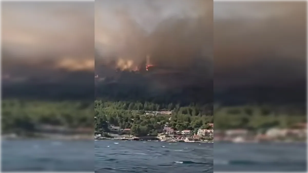 Na otoku Hvar izbruhnil velik požar, gasilcem delo otežuje močna burja (VIDEO)
