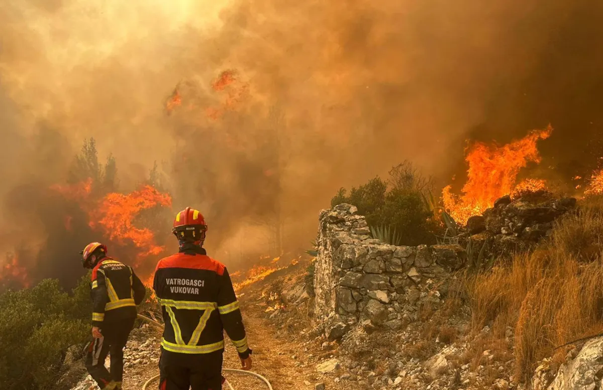 Gasilci objavili dramatične fotografije požara na Hvaru