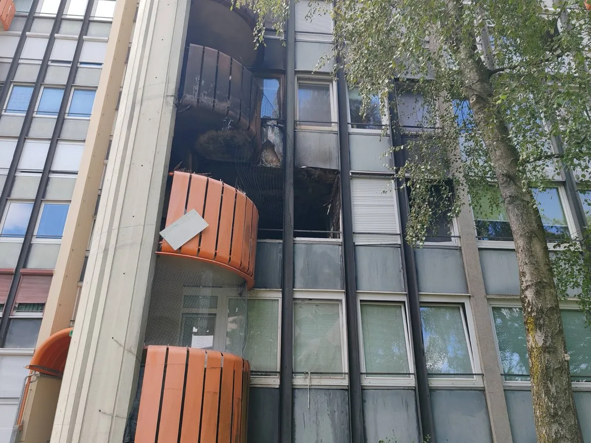 V požaru stanovanja za Bežigradom poškodovana oseba, evakuirali 150 ljudi (FOTO)