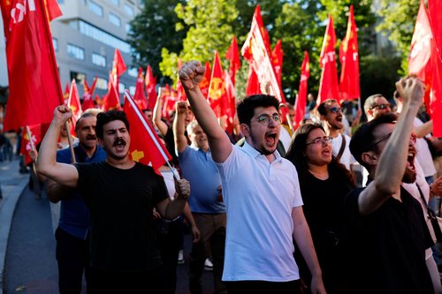 Protesti pred vrhom Nata v Istanbulu