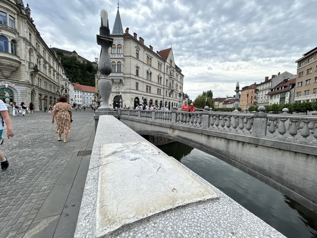 V središču Ljubljane izginil del Plečnikove kulturne dediščine (FOTO & VIDEO)
