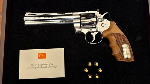 Revolver, podarjen na vrhu zveze Nato