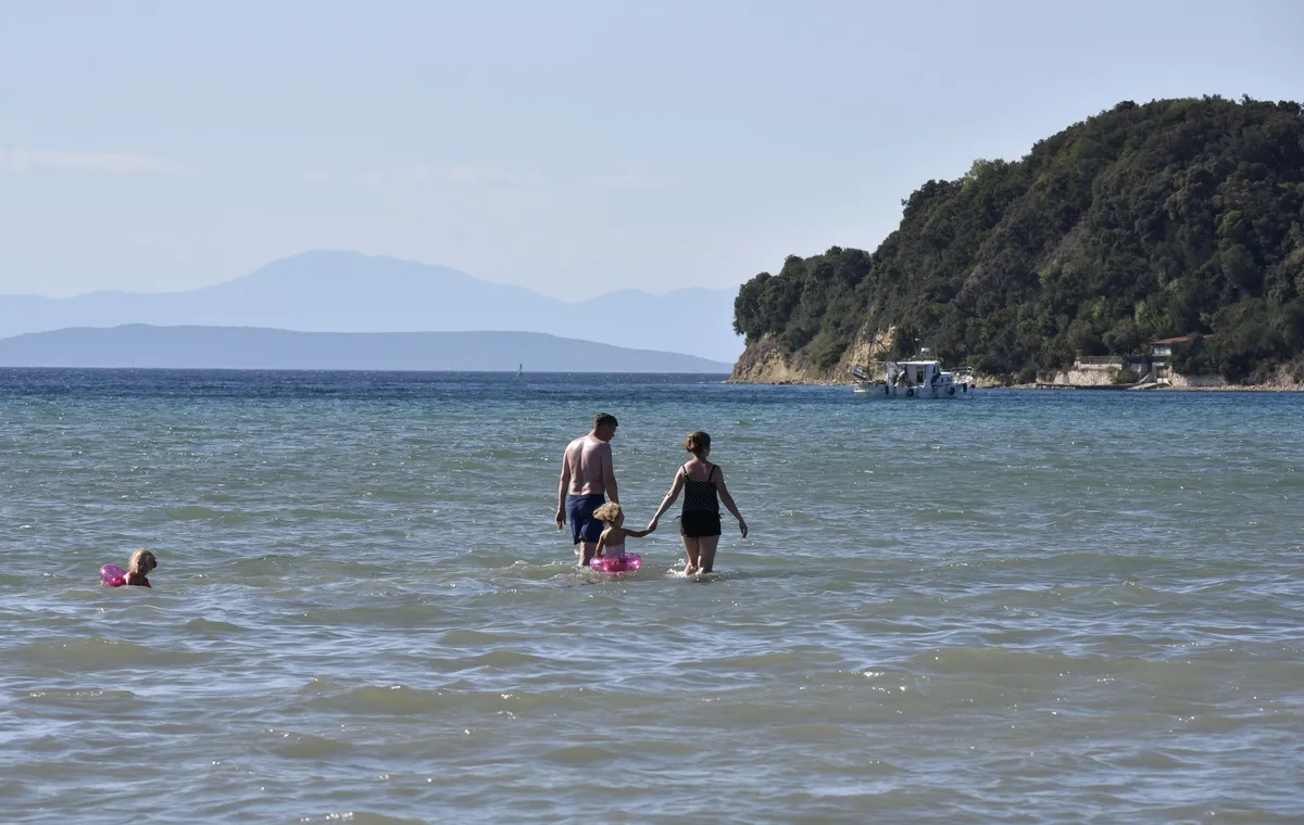 Na hrvaških plažah vse več snemanja golih otrok, starše opozarjajo: Bodite previdni