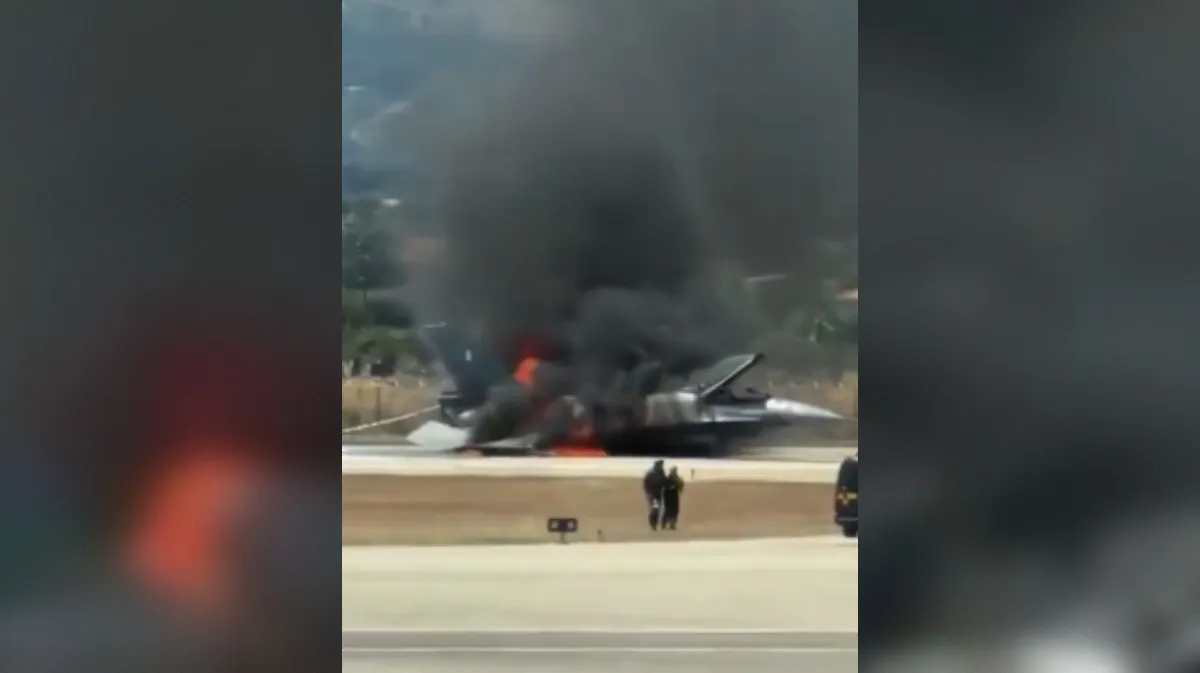 Vojaški lovec F-16 zagorel, zasilno je moral pristati na priljubljenem grškem otoku (VIDEO)