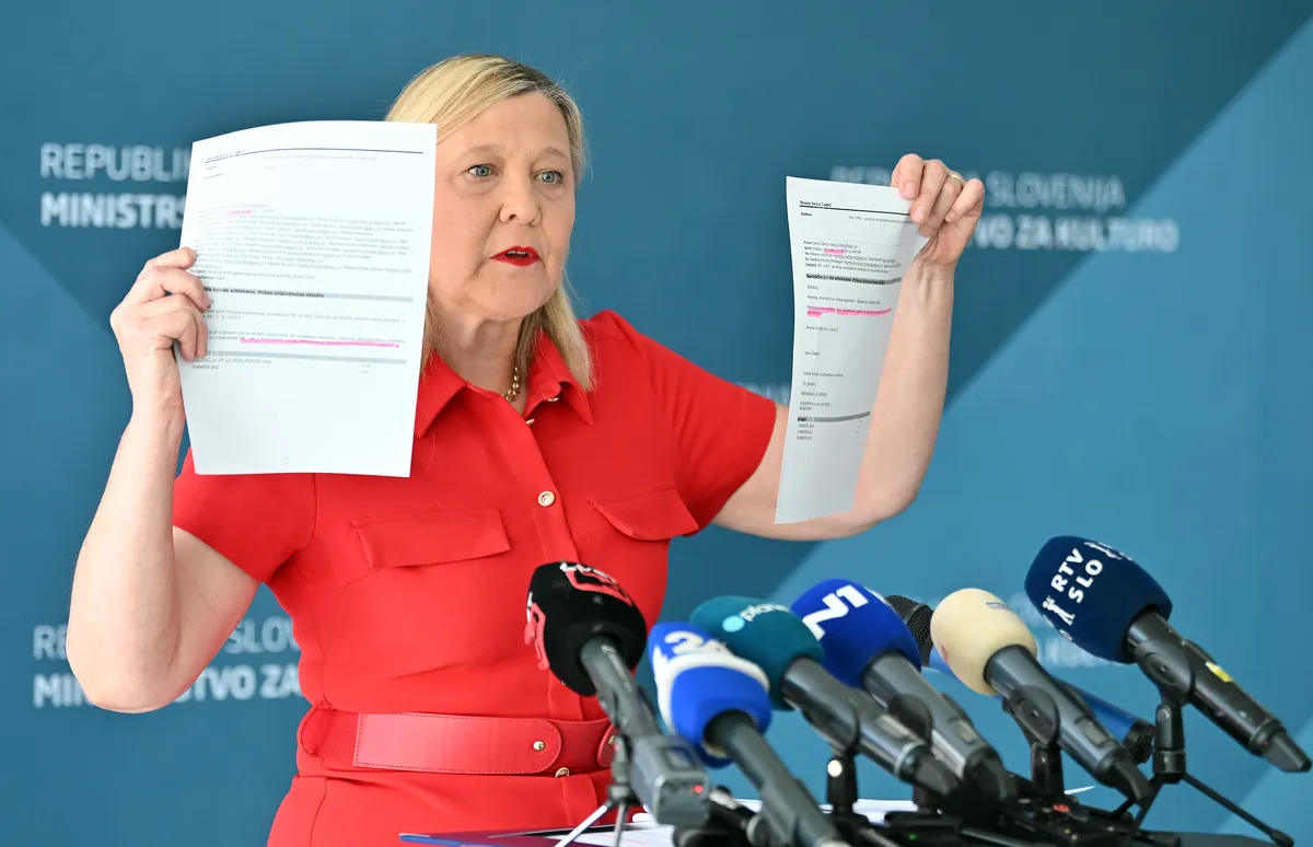 Ministrica za kulturo trdi, da denarja ni, in napoveduje zmanjšanje števila zaposlenih: "Ne gre za obračunavanje"