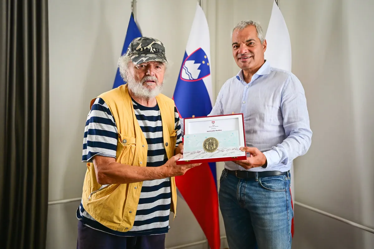 81-letni Mariborčan, ki je iz Drave rešil majhnega otroka, prejel posebno nagrado