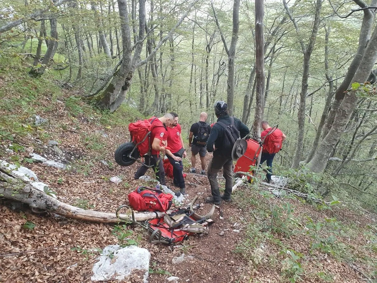 Izmislila sta si poškodbo, da bi gorski reševalci ponju prišli s helikopterjem. "Nismo taksi"