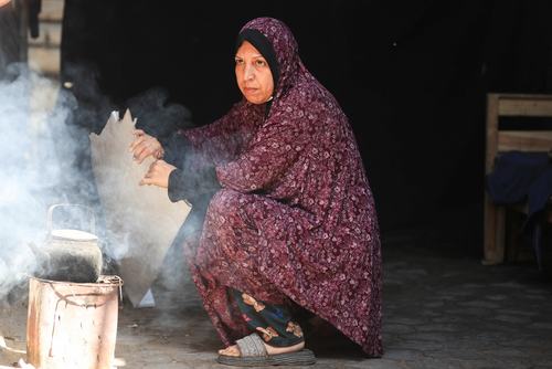 Palestinka v mestu Gaza kuha in pripravlja hrano