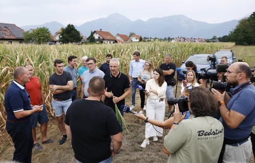 Minister za kmetijstvo Janez Cigler Kralj si je skupaj s predsednikom KGZS Jožetom Podgorškom in predstavniki kmetijske svetovalne službe ogledal posledice letošnje suše na območju Kranja