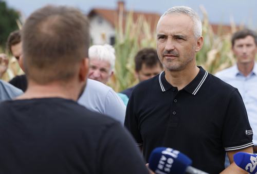 Minister za kmetijstvo Janez Cigler Kralj si je skupaj s predsednikom KGZS Jožetom Podgorškom in predstavniki kmetijske svetovalne službe ogledal posledice letošnje suše na območju Kranja