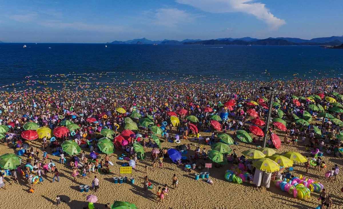 Na priljubljeni plaži več ljudi kot peska, gneča je neznosna