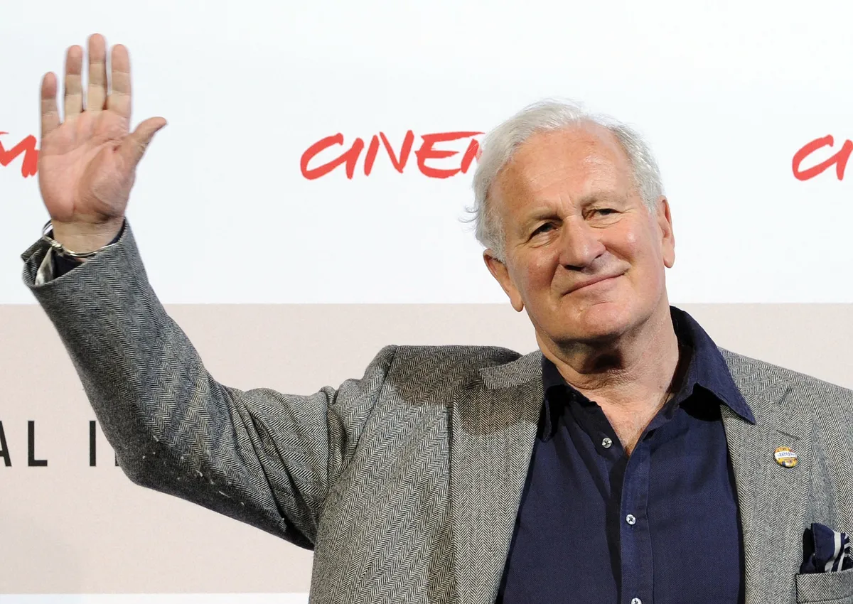 Umrl je angleški filmski režiser John Irvin