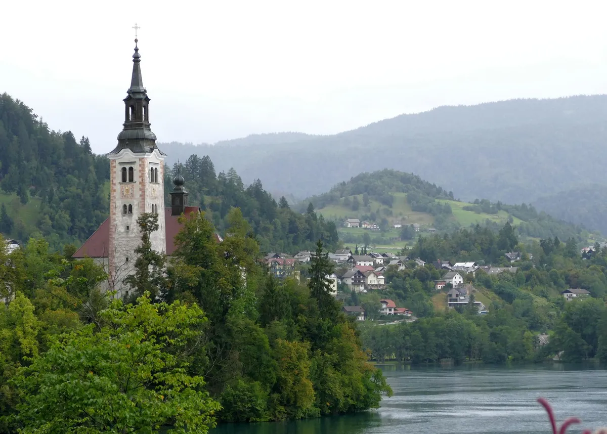 Zvečer se bodo nevihte okrepile in ponoči zajele večji del Slovenije