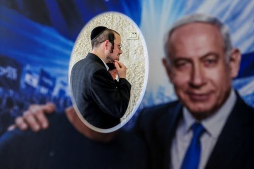 Kartonasti izrezek izraelskega premierj Benjamina Netanjahuja