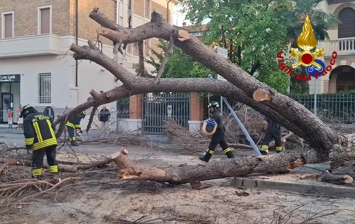 Močan dež in tornadi: zaradi hudih poplav in plazov več italijanskih naselij odrezanih od sveta