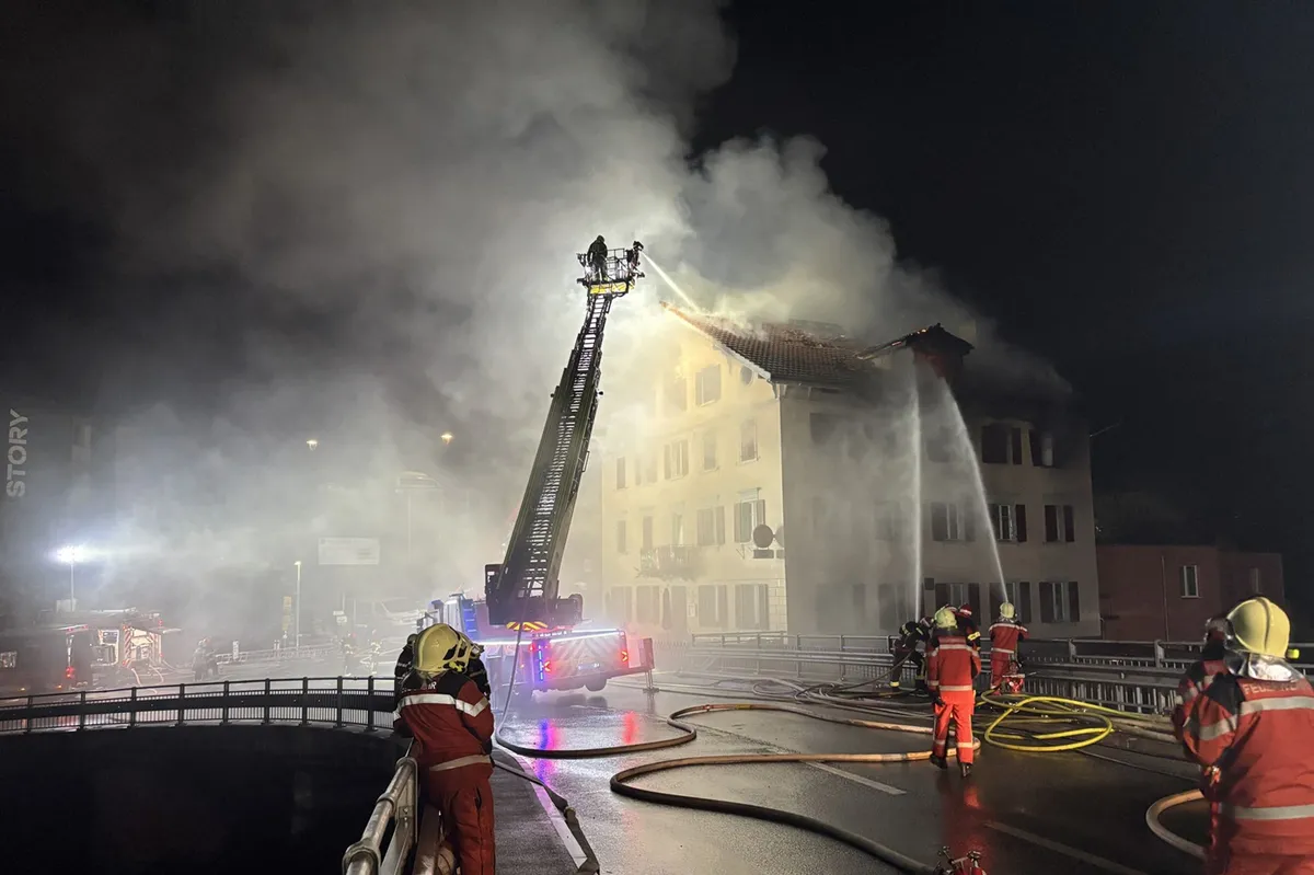 Po požaru v Švici med ruševinami našli štiri trupla, petega pogrešanega našli živega