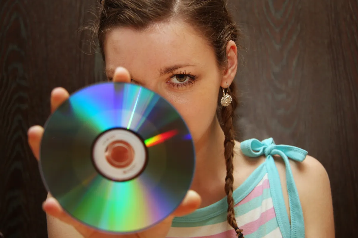 CD-predvajalniki so znova hit. Zakaj jih mladi množično kupujejo?