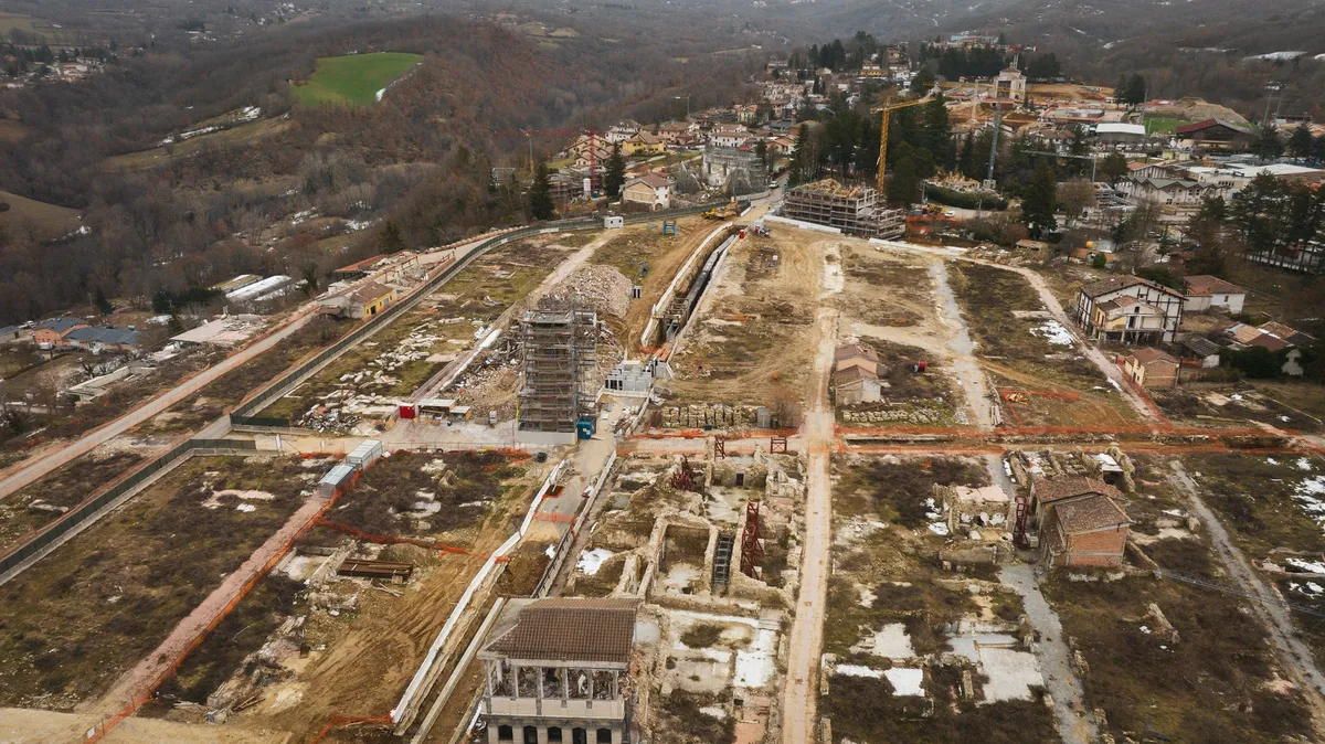 Deset let po potresu, ki je opustošil mesto naših sosedov, številni še vedno brez domov