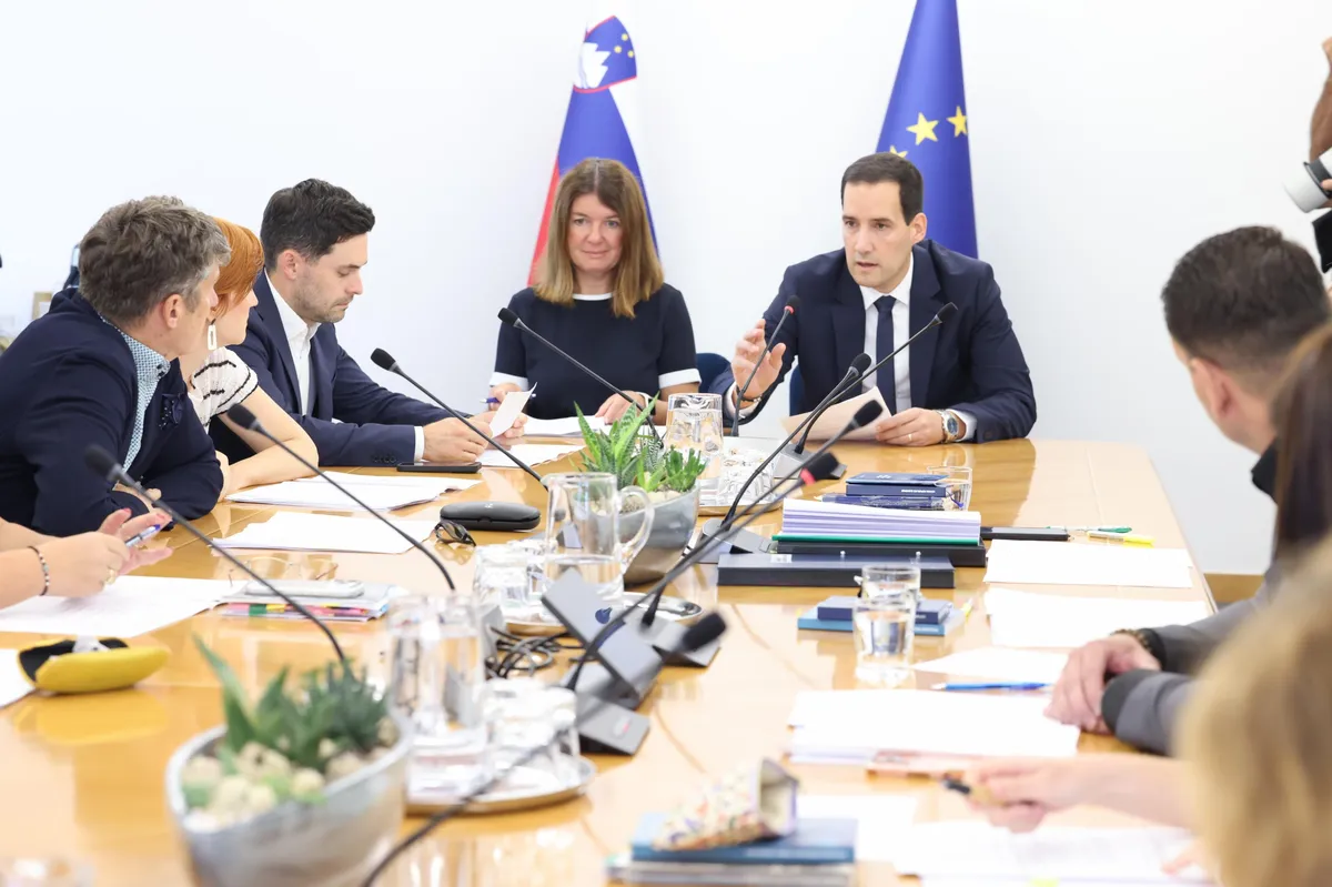 Poslanci bodo o razpisu treh posvetovalnih referendumov odločali na torkovi izredni seji