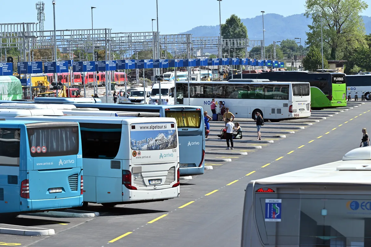Ob odprtju nove avtobusne postaje minister Vrtovec in župan Janković ošvrknila nevladnike