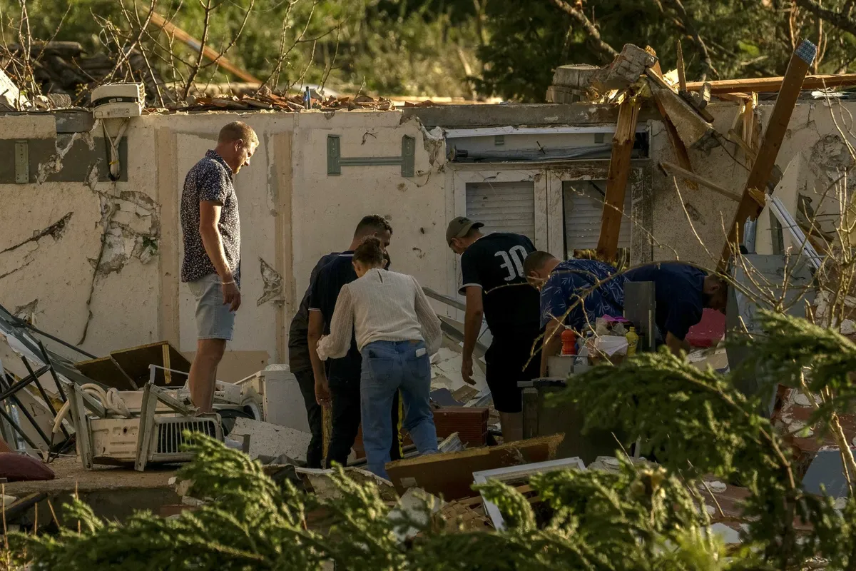 Francosko vas opustošil tornado: med poškodovanimi tudi nosečnica (FOTO)