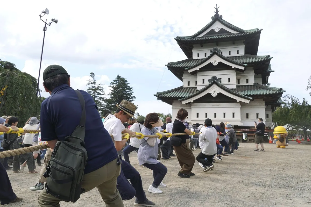 Japonci angažirali 1.800 ljudi, da so na roke premaknili grad za dva metra