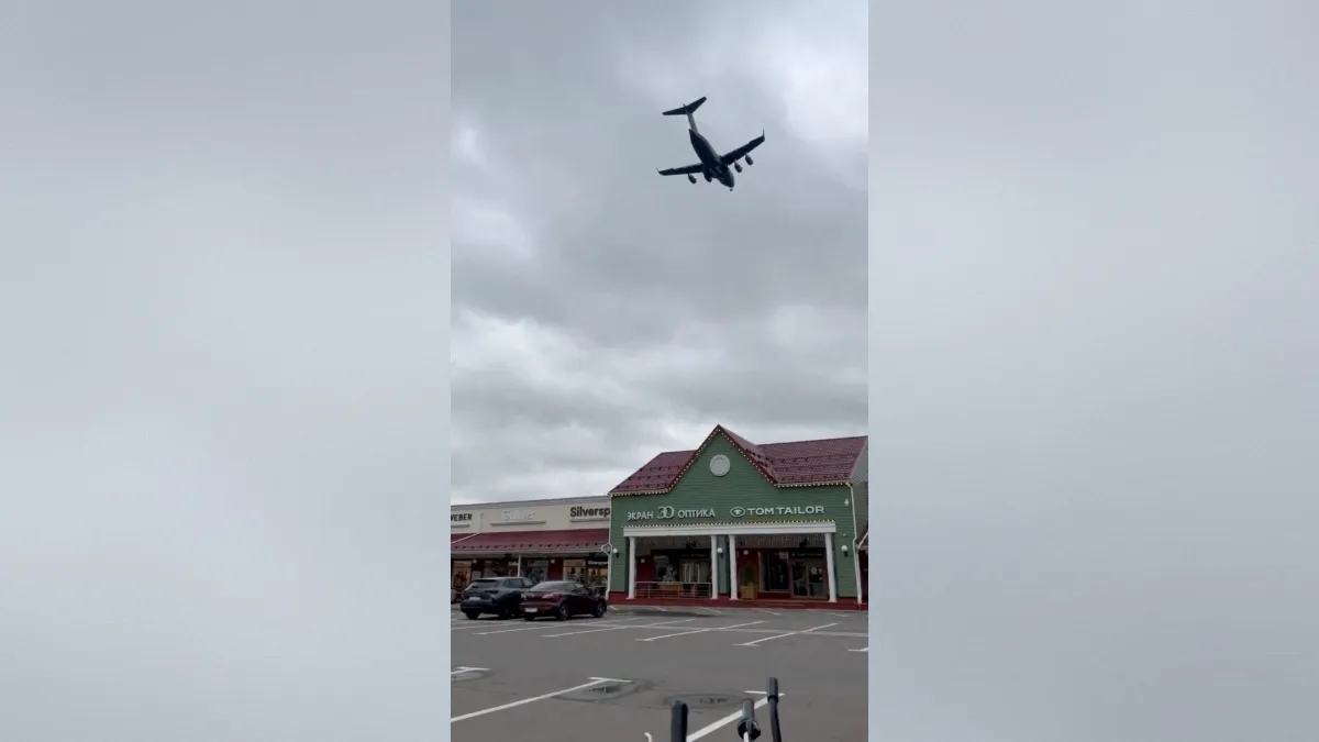 V Moskvi naj bi pristalo ameriško vojaško transportno letalo (VIDEO)