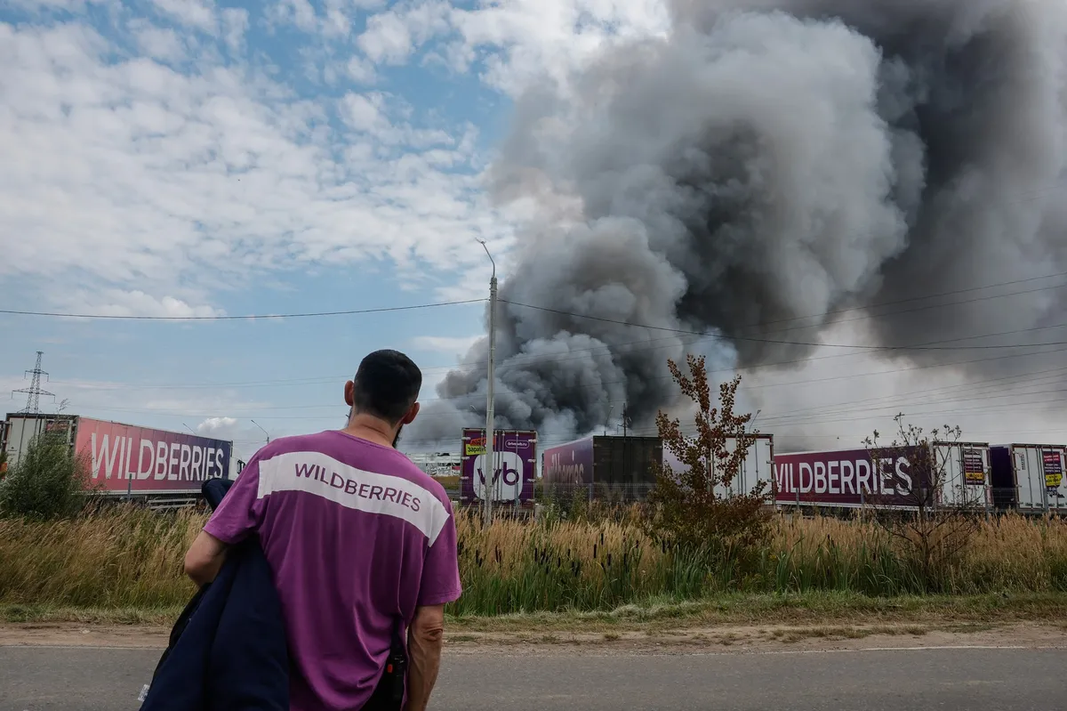 Po ukrajinskem napadu znova zagorelo skladišče Wildberries