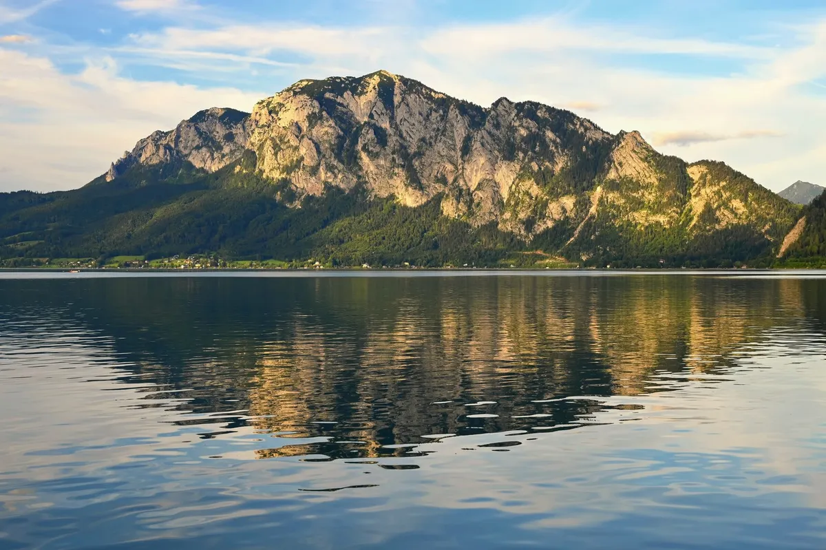 Pri sosedih v jezero strmoglavilo manjše letalo, za zdaj brez sledu o posadki