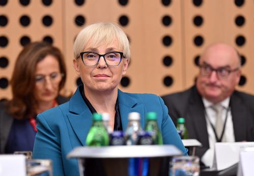 Nataša Pirc Musar govori na posvetu Slovenske diplomacije 2026